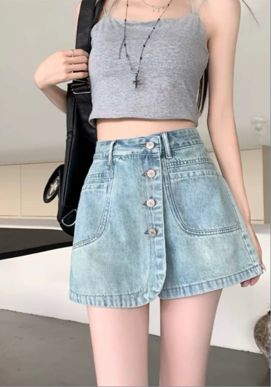 斜めボタンデザインのデニムショートパンツ