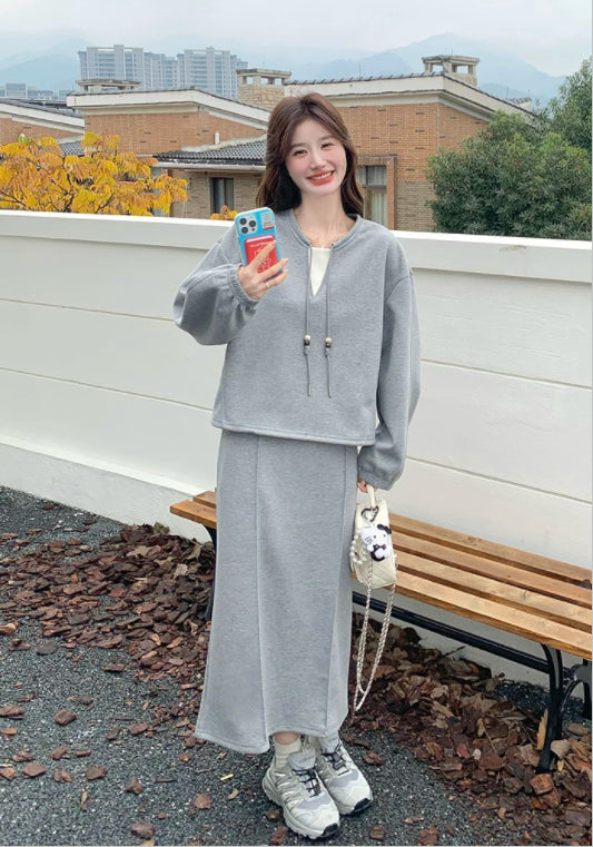 グレーのスウェットワンピセットアップ